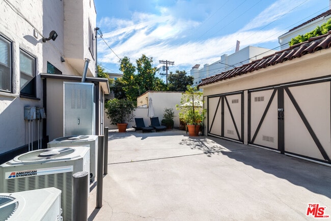 Building Photo - 751 Croft Ave