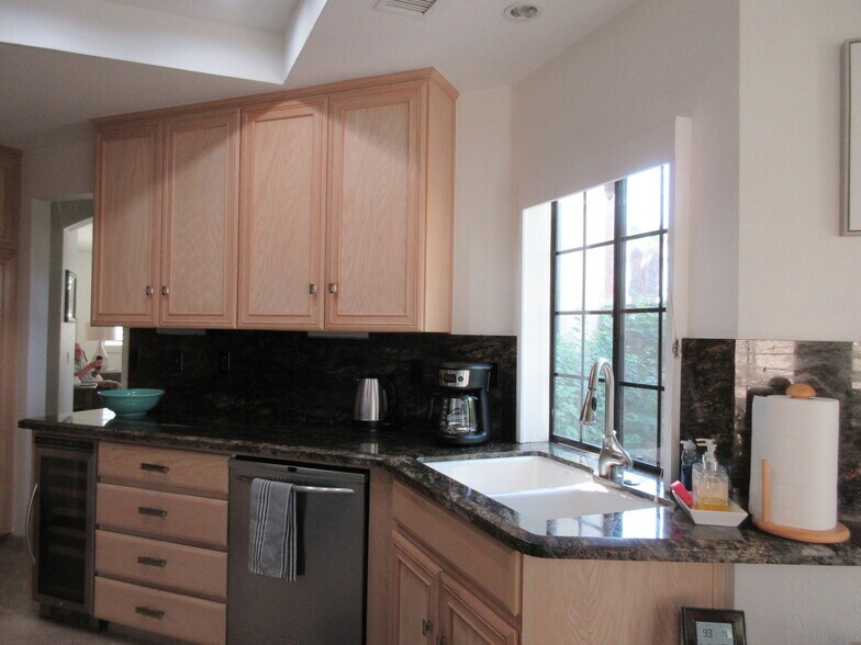 Building Photo - 100 Brandigo Cir