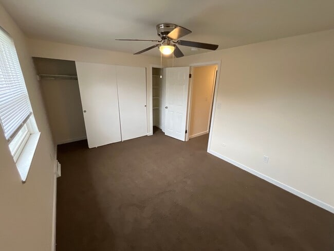 Building Photo - 2 Bed 1.5 bath with ac and off-street parking