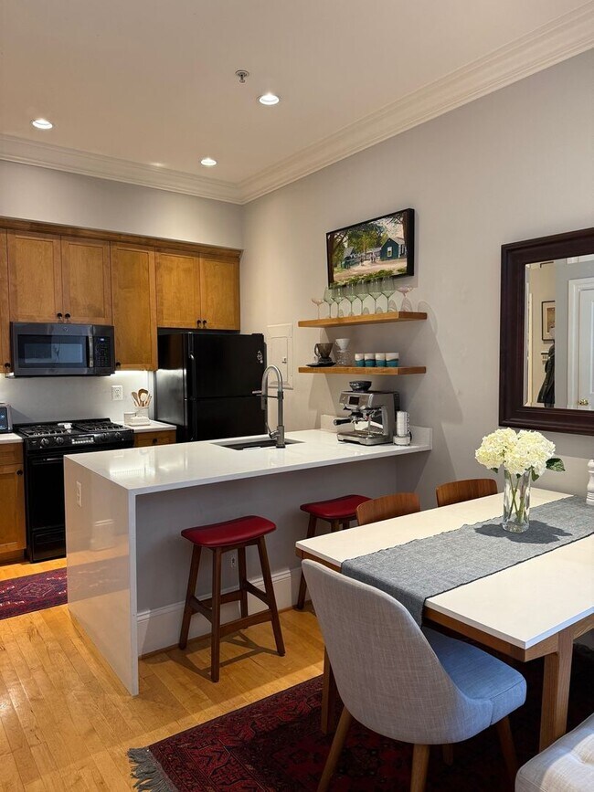 Building Photo - Charming 2BR | 2BA Condo in Logan Circle