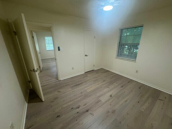 Building Photo - 3013 W La Rua St