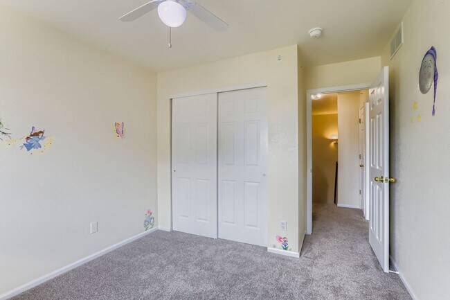 Building Photo - Check out this 2 bed 3 1/2 bath NOW!