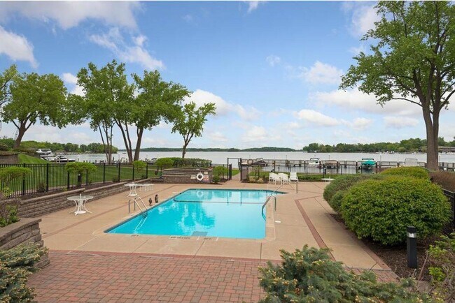 Building Photo - Gables Condo For Rent! In the Heart of Excelsior!