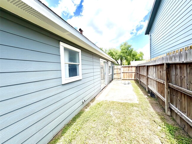 Building Photo - 718 Blue Rock Ct