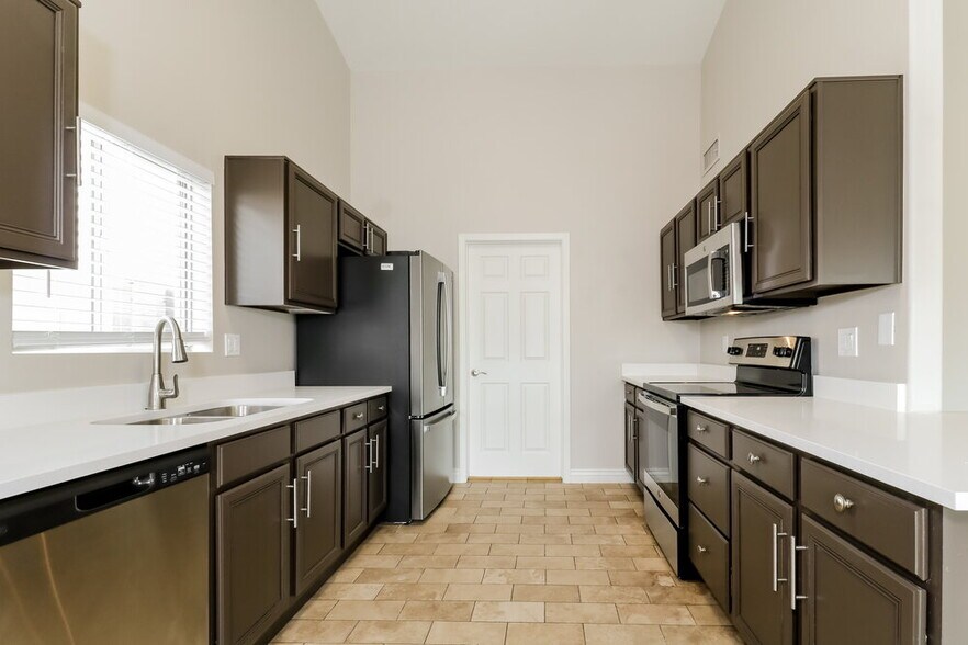 Building Photo - 10235 W Medlock Dr