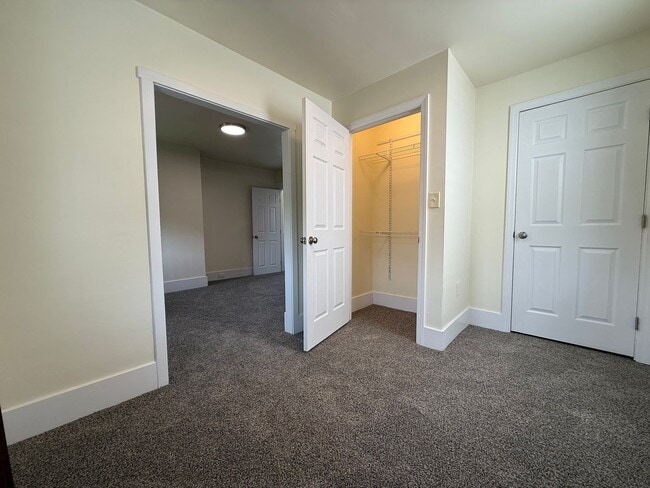 Building Photo - Updated 3 BR 2 Full Bath house w/ Yard!