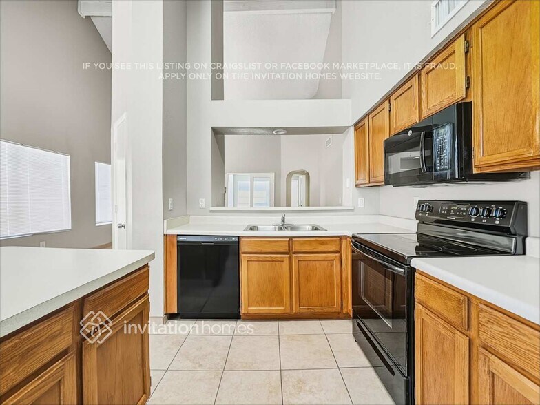 Building Photo - 2142 W Monona Dr