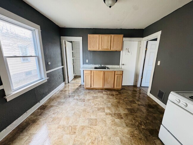 Building Photo - 2816 E 125th St