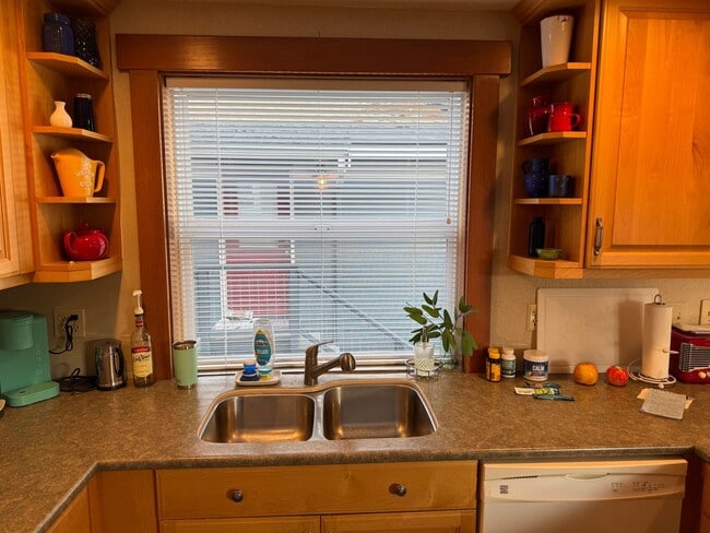 Building Photo - Beach House, Fully Furnished, Short Term January-March (includes all utilities and internet)