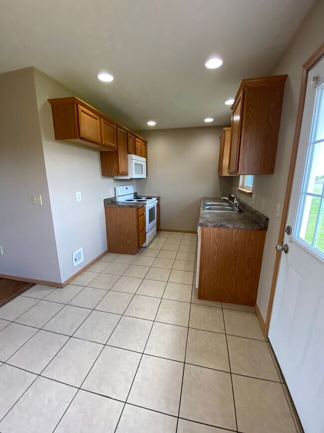 Building Photo - 3 bedroom 2 bath home in Clever, MO!