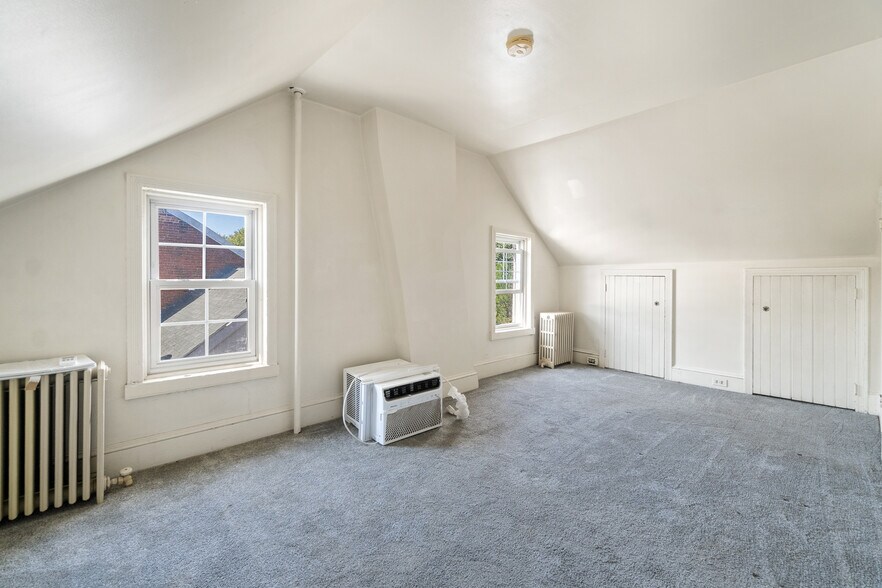 Building Photo - 206 E 3rd St