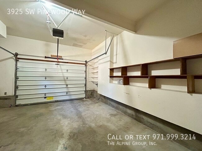 Building Photo - 3925 SW Pinewood Way