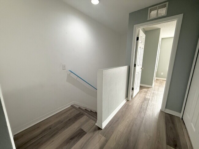Building Photo - 2-Bed Oasis with 2.5 Baths on Silver Falls...