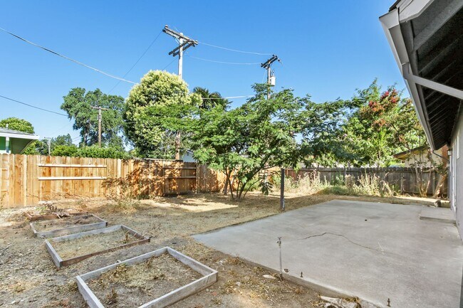 Building Photo - 1611 Clemson Dr