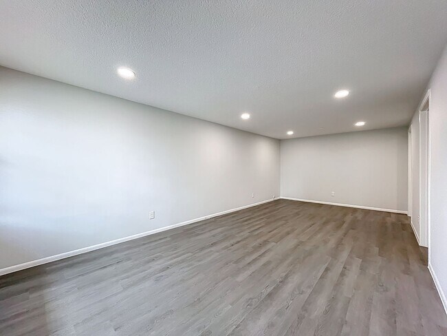 Building Photo - Renovated 2 Bedroom 1 Bathroom Apartment | Stainless Steel Appliances, Granite Counters, Inside L...