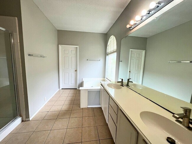 Building Photo - 2805 Crater Lake Ln