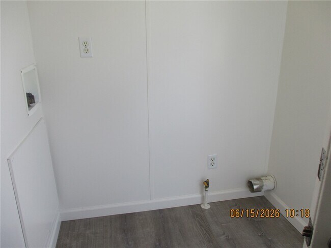Building Photo - 569 Harbor Dr