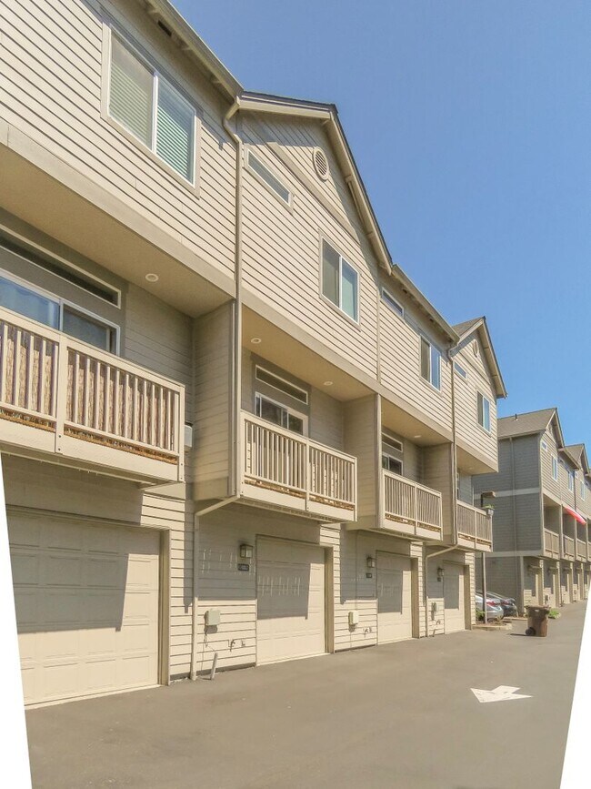 Building Photo - 2 Bedroom Townhome Coming soon !!