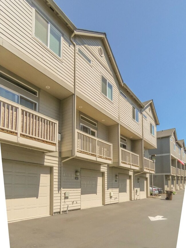 Building Photo - **No Rent Until February!! 2 Bedroom Townhome Available Now  !! Inquire today for tour !
