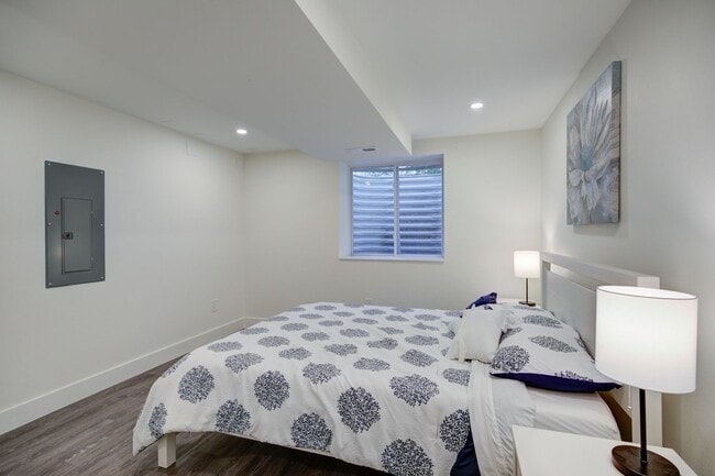 Building Photo - Single Apartment (brand new)