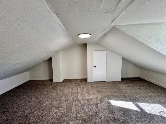 Building Photo - 1332 Goettmann St