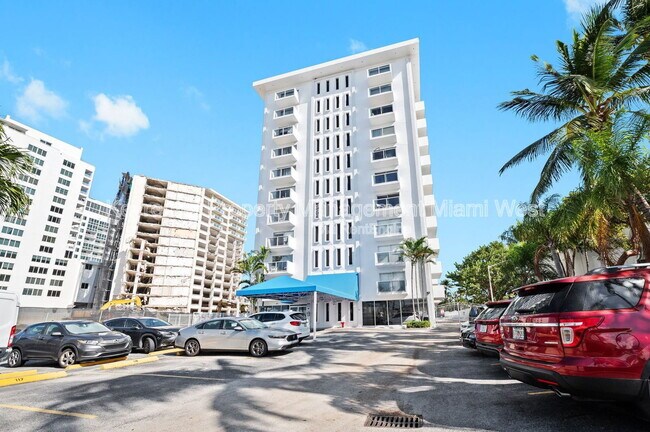Building Photo - 5313 Collins Ave
