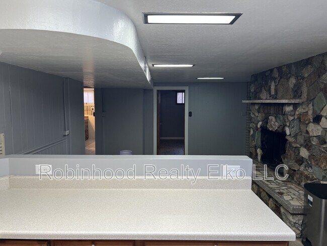 Building Photo - 272 W Cedar St