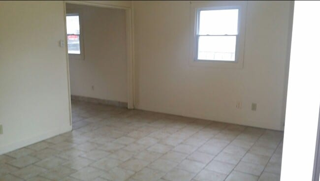 Building Photo - AFFORDABLE 2BR SINGLE FAMILY HOME, HARD SU...