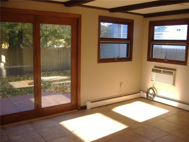 Building Photo - 18 Burnside St