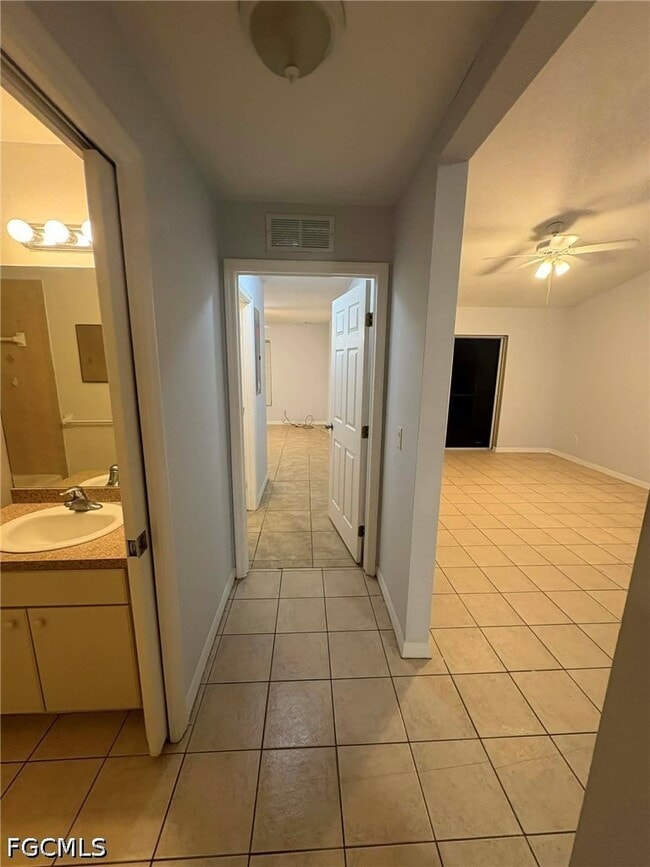 Building Photo - 1002 W 12th St