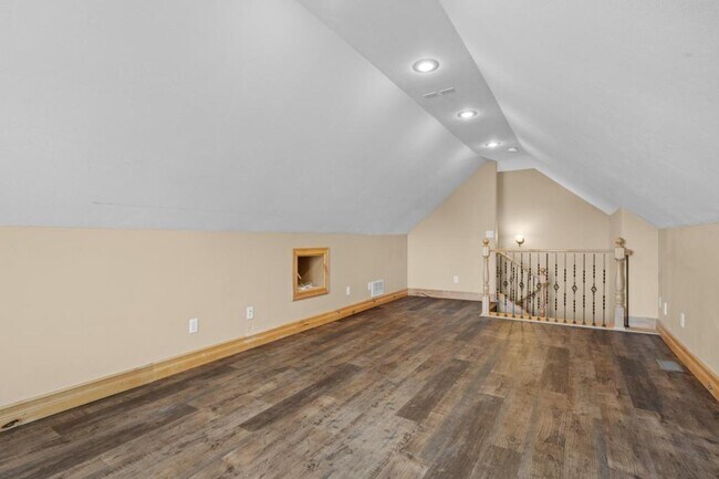 Building Photo - 2612 Eastview Dr