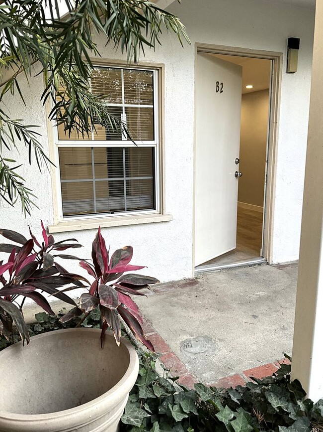 Building Photo - Studio Apartment -Open House  Tuesday at 5pm