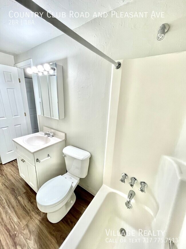 Building Photo - 615 Country Club Rd