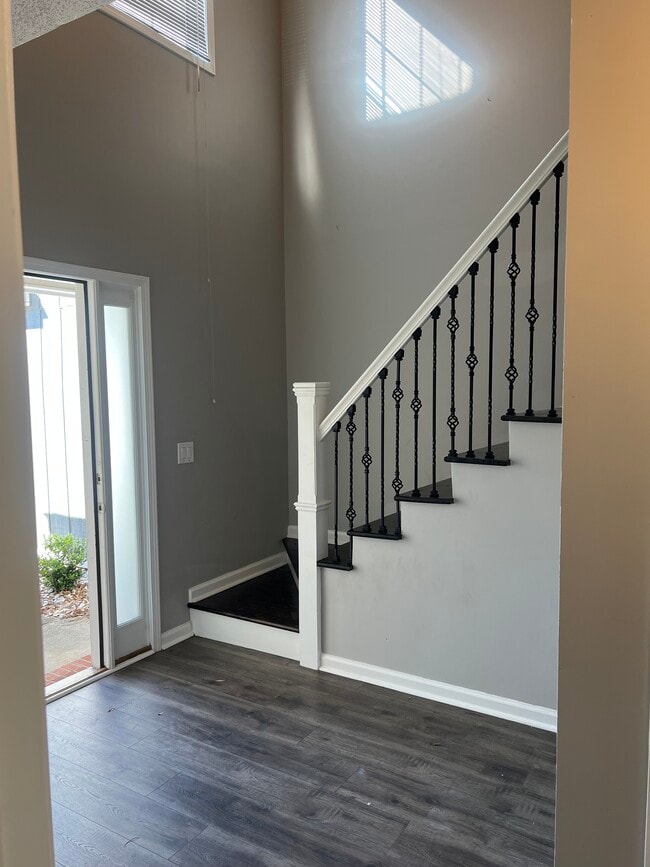 Building Photo - 160 Commons Dr