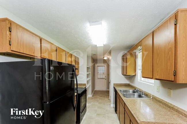 Building Photo - 6093 Lynwood Dr