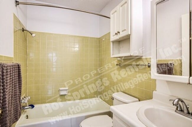 Building Photo - Two-Level Townhome in DeSoto Courts