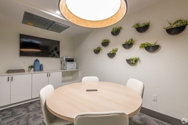 Building Photo - 635 Main St