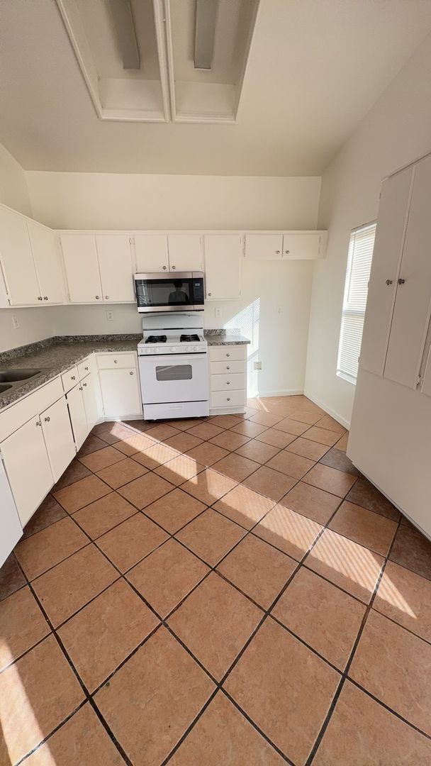 Building Photo - Adelanto 4 Bedroom