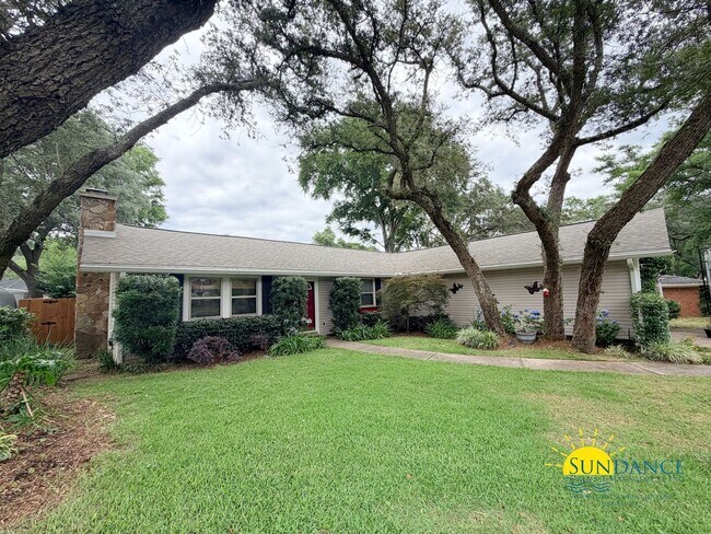 Building Photo - Stunning 3 Bedroom Home in Valparaiso with In-ground pool!