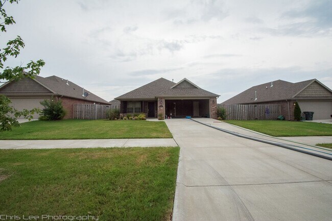 Building Photo - Beautiful 3-bedroom 2 bath Home in Fayetteville!! New Vinyl Plank Floors!