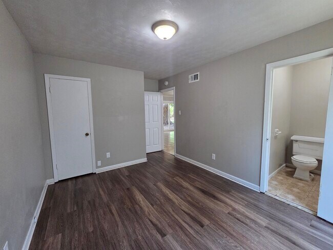 Building Photo - 3021 Ashwood St
