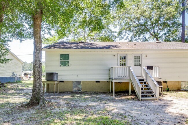 Building Photo - Completely Renovated 2BR Duplex with Granite Counters & Stainless Appliances