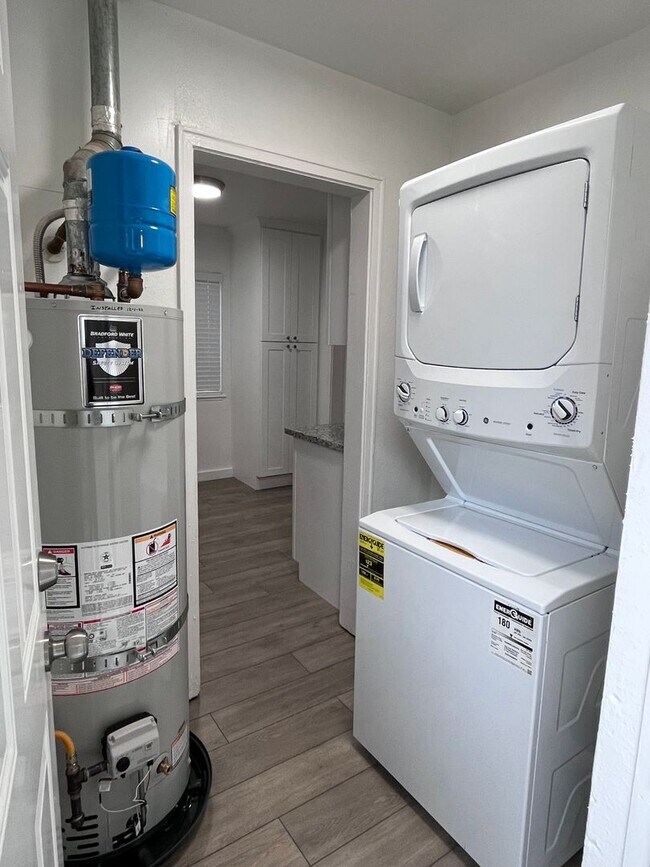 Building Photo - NICE UPDATED DUPLEX IN SACRAMENTO!!