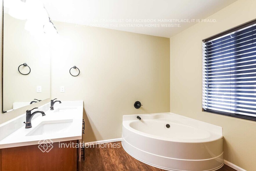 Building Photo - 1319 Daffodil Ave NE