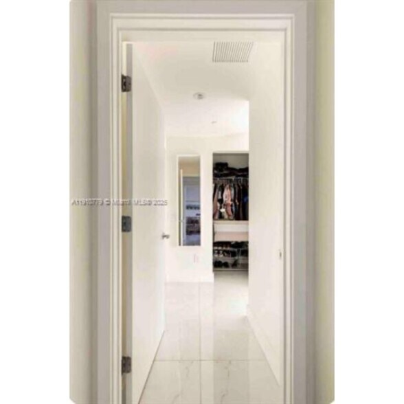 Building Photo - 501 NE 31st St