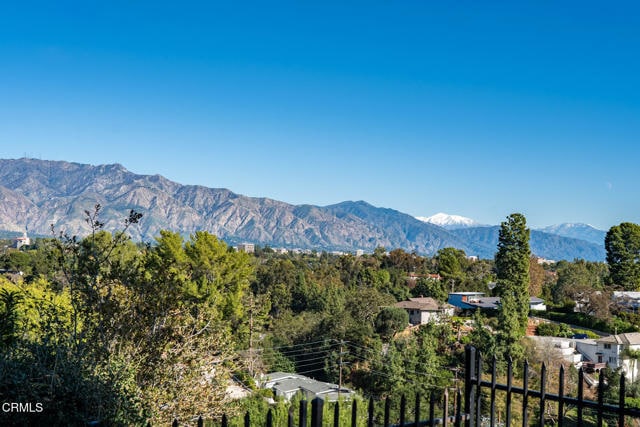 Building Photo - 1370 Cresthaven Dr