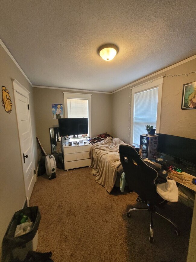 Building Photo - AVAILABLE JUNE - 3 Bed 1 Bath w/ Bonus Att...