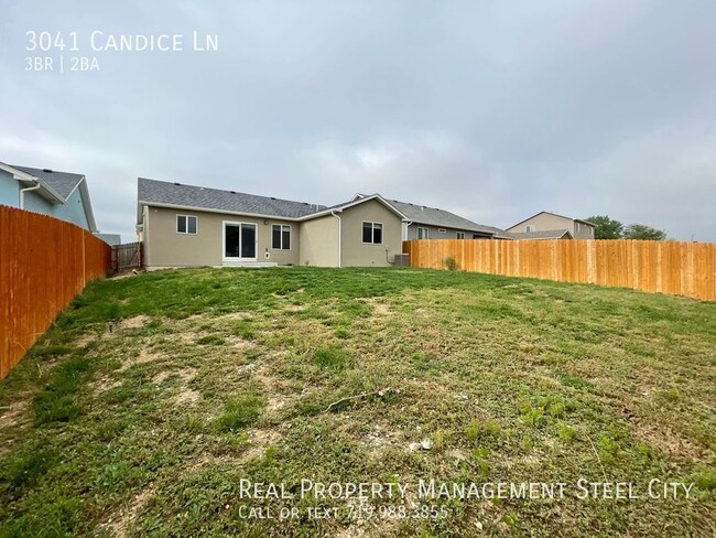 Building Photo - Gorgeous 3 Bedroom 2 Bath Rancher