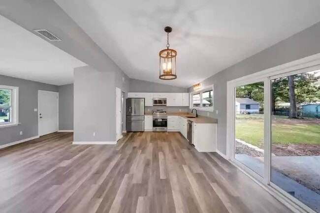 Building Photo - 360 Chicago Ave