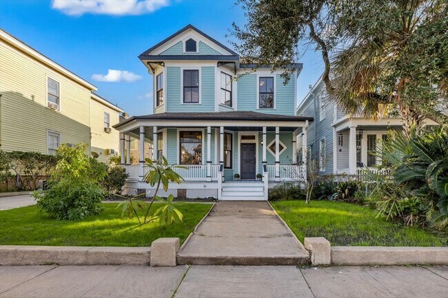 Building Photo - 2207 Bernardo De Galvez Ave